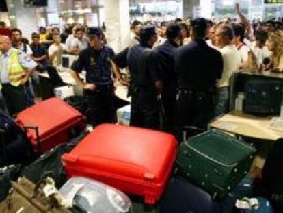 Protestas de afectados por la huelga de trabajadores en El Prat, Barcelona.