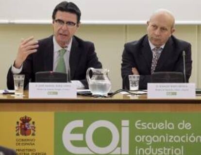 El ministro de Industria, José Manuel Soria (i), y el de Educación, Cultura y Deporte, José Ignacio Wert, durante la presentación hoy en Madrid de una nueva edición del programa Iniciativa Emprendedora en la Universidad.