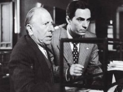 Pepe Isbert (izquierda) y Nino Manfredi, en 'El verdugo'.