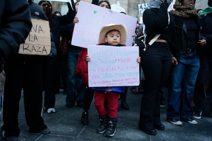 Diego Ruiz, de 6 años, participa en una protesta contra ICE y las deportaciones en Nueva York, el pasado 29 de enero.