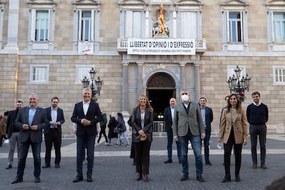 Presentación de los nuevos miembros del partido Valents, los exdiputados de C’s Jean Castel y Jorge Soler, en el centro de la imagen, flanqueando a Eva Parera.  / CARLES RIBAS