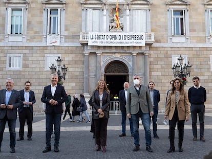 Presentación de los nuevos miembros del partido Valents, los exdiputados de C’s Jean Castel y Jorge Soler, en el centro de la imagen, flanqueando a Eva Parera.  / CARLES RIBAS