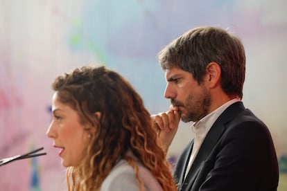 El ministro de Cultura y dirigente de Sumar, Ernest Urtasun, durante la rueda de prensa convocada por la coalición junto a la coordinadora de Sumar, Lara Hernández