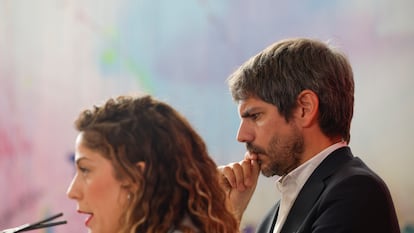 El ministro de Cultura y dirigente de Sumar, Ernest Urtasun, durante la rueda de prensa convocada por la coalición junto a la coordinadora de Sumar, Lara Hernández