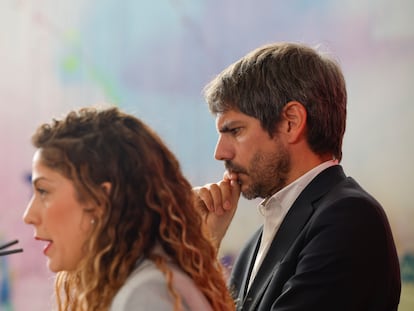 El ministro de Cultura y dirigente de Sumar, Ernest Urtasun, durante la rueda de prensa convocada por la coalición junto a la coordinadora de Sumar, Lara Hernández