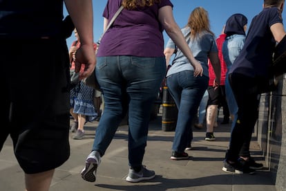 Las tasas de obesidad se han triplicado desde los años setenta y más de 650 millones de personas en el mundo son obesas. En la imagen, peatones cruzando el London Bridge de Londres.