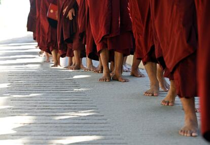 Monjes budistas participan en la 20ª Conferencia anual Shwekyin Nikaya en el Monasterio Dhammaduta Zetawon Tawya en Hmawbi, a las afueras de Rangún (Birmania).