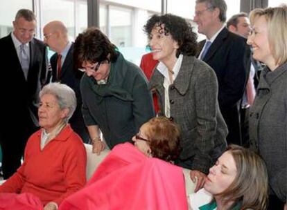 Mercedes Cabrera, junto a tres enfermas de Alzheimer durante la inauguración oficial del Centro de Referencia Estatal de esta enfermedad