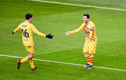 Messi celebra con Pedri el segundo gol del Barcelona ante el Athletic.