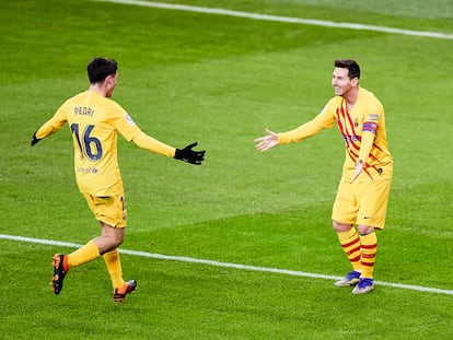 Messi celebra con Pedri el segundo gol del Barcelona ante el Athletic.