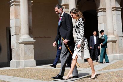 Los reyes Felipe y Letizia a su llegada a la ceremonia de entrega del Premio Cervantes 2016.