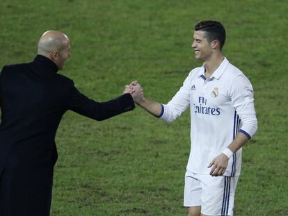 Zidane a Cristiano durante la final del Mundialito. 