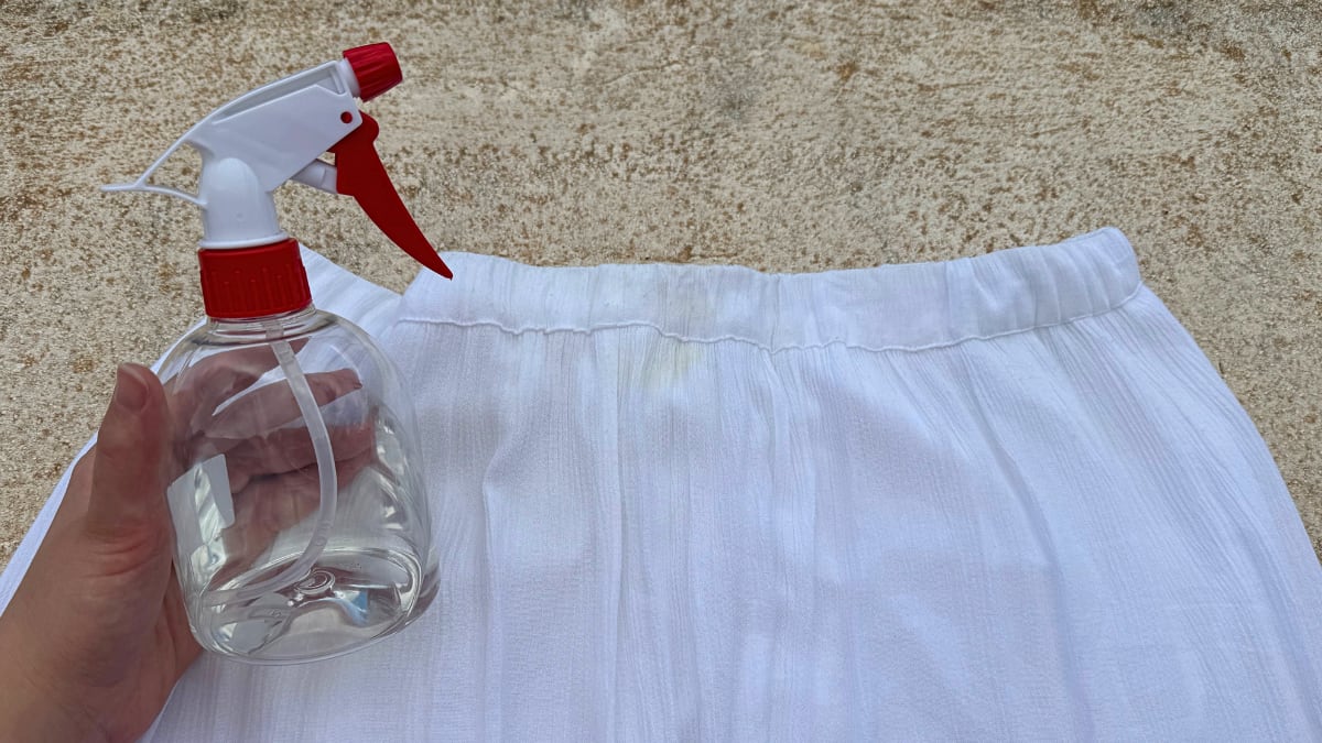 Basta con pulverizar un poco de alcohol sobre la mancha y frotar suavemente.
