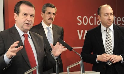 Abel Caballero, Jos&eacute; Mar&iacute;a &Aacute;ngel y Alejandro Soler, en la sede del PSPV.