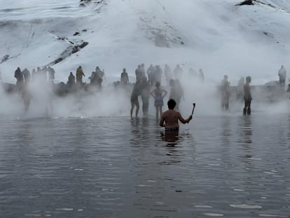 Un grupo de turistas en las aguas de Whalers Bay, en Deception Island, el 29 de enero.