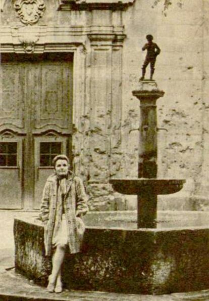 Teresa Pàmies, a la plaça Sant Felip Neri l'any 1971.