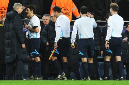 Wenger discute con Massimo Busacca.