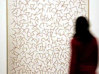 Una visitante, ante <i>El número y las aguas I</i> (1978), obra de Palazuelo en el Macba.