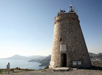 El Faro de La Polacra, del siglo XVIII, se erige sobre un promontorio de 265 metros desde el que se domina todo el parque natural de Cabo de Gata-Níjar.