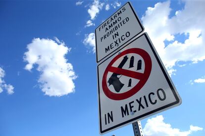 Un letrero advierte a los conductores que las armas de fuego y las municiones están prohibidas en México se ve en la frontera entre los Estados Unidos y México, en Nogales, Arizona (EE.UU).