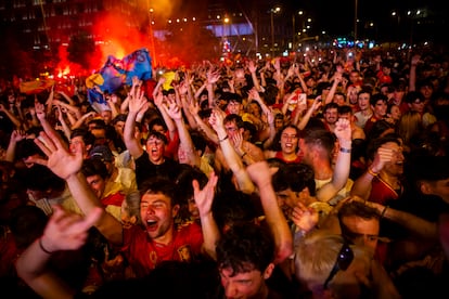La final de la Eurocopa congrega a miles de aficionados ante pantallas gigantes repartidas por toda la geografía española. En la imagen, ambiente en la Plaza de Colón de Madrid.
