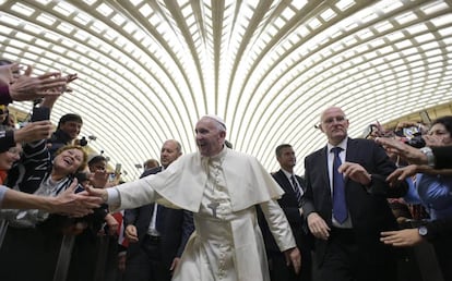 El Papa Francisco saluda a los fieles en el Vaticano.