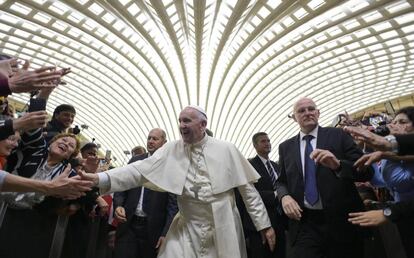 El Papa Francisco saluda a los fieles en el Vaticano.