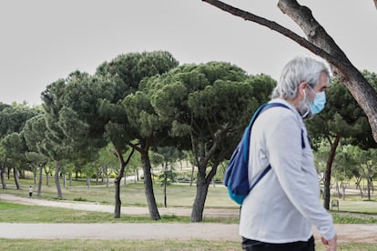 Un hombre con mascarilla pasea por el parque de San Isidro, uno de los parques reabiertos en la capital.