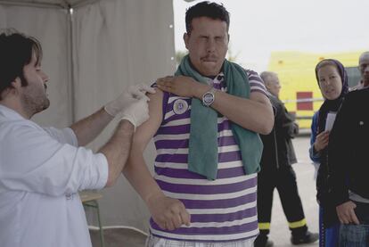 Vacunación de un refugiado en el campamento del polideportivo de La Torrecilla, en Lorca.