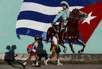 Estudiantes cubanos camino al colegio. Cuba amanece con la noticia del fallecimiento del lider cubano Fidel Castro. 