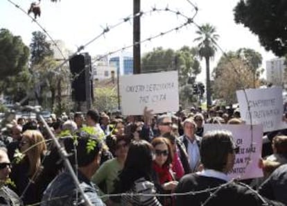 Manifestación convocada el pasado 4 de marzo en Nicosia contra la ley de privaticaciones del gobierno. EFE/Archivo