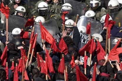 Estudiantes y maestros frente a un cordón policial durante una protesta a las puertas del Parlamento griego, en Atenas, con motivo de una nueva legislación que afecta a los nombramientos de educadores para la escuela pública.  