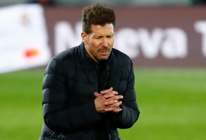 Diego Pablo Simeone se lamenta durante el partido ante el Real Madrid este sábado en el Alfredo Di Stéfano.