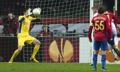 Toby Alderweireld del Ajax lanza el balón de cabeza contra las manos del guardameta del Steaua Ciprian Tatarusanu.