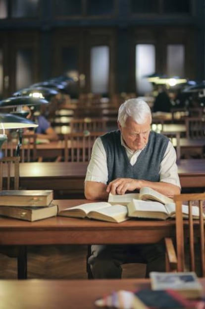 Un hombre en una biblioteca.