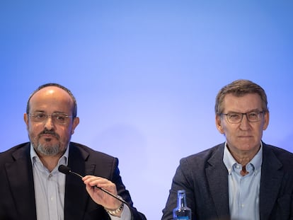 El líder del PP catalán y candidato a las elecciones, Alejandro Fernández, y el presidente del Partido Popular, Alberto Núñez Feijóo, durante la reunión de la ejecutiva autonómica, el miércoles, en Barcelona.