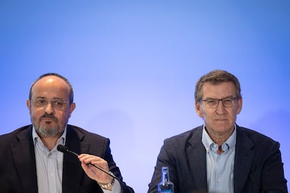 El líder del PP catalán y candidato a las elecciones, Alejandro Fernández, y el presidente del Partido Popular, Alberto Núñez Feijóo, durante la reunión de la ejecutiva autonómica, el miércoles, en Barcelona.