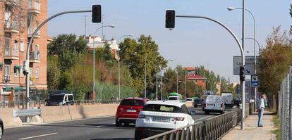 Instalación del primer semáforo para peatones en un tramo urbano de la A-5, la autovía de Extremadura.