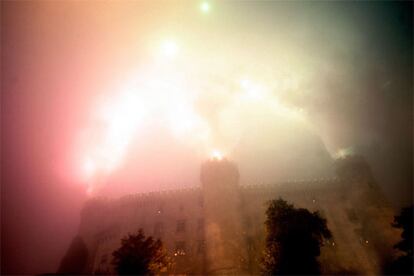 Imagen del castillo de Bracciano con los fuegos artificiales que ponen fin a los festejos por la boda entre Tom Cruise y Katie Holmes