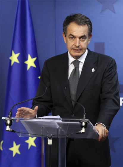 El presidente del Gobierno, José Luis Rodríguez Zapatero, comparece en la madrugada del jueves en Bruselas.