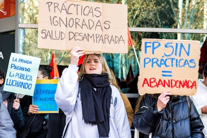 Manifestación frente a la Asamblea de Madrid de estudiantes de FP, este jueves.
