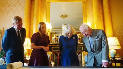 El rey Carlos III y la reina Camila contemplan el rollo de coronación junto al viceprimer ministro del Reino Unido, Oliver Dowden; y Secretaria permanente del Ministerio de Justicia, Antonia Romeo, el 1 de mayo de 2024 en el palacio de Buckingham, en Londres (Inglaterra).