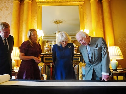 El rey Carlos III y la reina Camila, el día 1 en el palacio de Buckingham, en Londres,