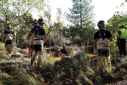 Personal de rescate buscan desaparecidos en Chiva, este sábado. 