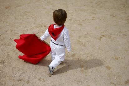 Uno de los niños que ha participado en el acto "Toros en familia" en Pamplona.