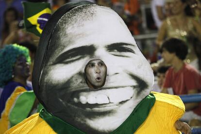 Un bailarín de la escuela Uniao da Ilha escuela de samba lleva un traje con una foto del ex futbolista Ronaldo, de Brasil, durante las celebraciones de carnaval en el Sambódromo de Río de Janeiro, Brasil.