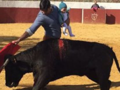 Francisco Rivera Ordóñez compartió una imagen de él con su padre y más tarde una de él junto a su hija.