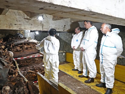 Desde la derecha, el ministro Ángel Víctor Torres; el presidente del Gobierno, Pedro Sánchez; y el secretario de Estado de Memoria Democrática, Fernando Martínez, este jueves en el interior de los columbarios del Valle de Cuelgamuros, en una imagen distribuida por La Moncloa.