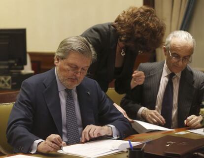 El Ministro de Educacion, I&ntilde;igo Mendez de Vigo (izquierda, durante el acto de formalizaci&oacute;n como diputado en el Congreso, el 7 de enero. 