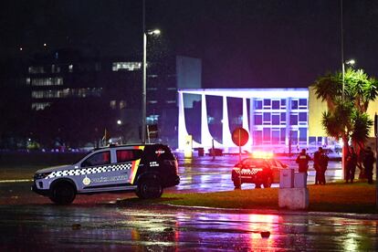 Vehículos de polilcía frente a la Suprema Corte de Brasil tras la explosión, en la Plaza de los Tres Poderes, el 13 de noviembre.